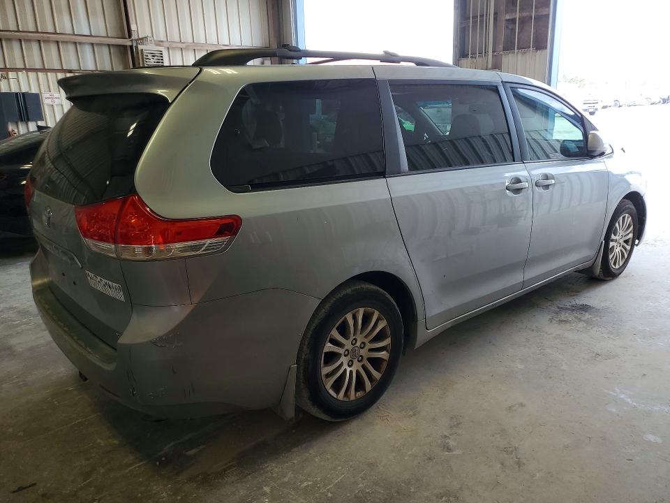 Photo 3 from auction – 2014 TOYOTA SIENNA with VIN 5TDYK3DC9ES429726