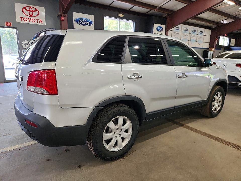 Photo 3 from auction – 2011 KIA SORENTO with VIN 5XYKT3A12BG060741