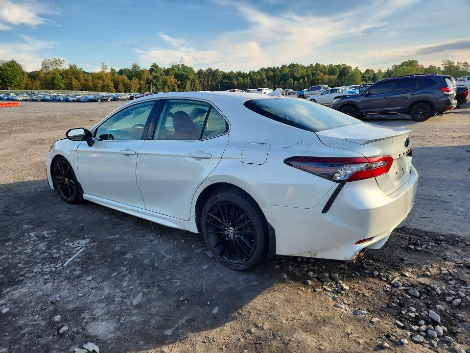 Снимка 2 от търг – 2022 TOYOTA CAMRY с VIN 4T1K61BK2NU057565