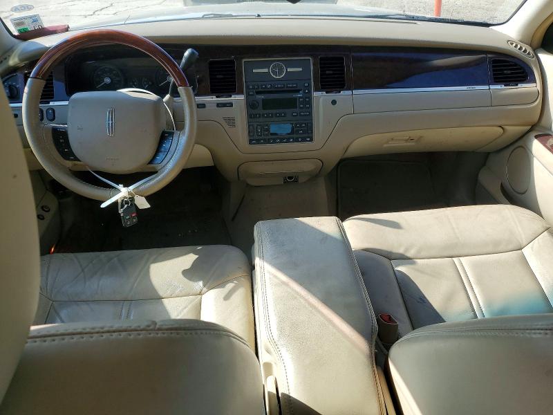 Photo 8 from auction – 2011 LINCOLN TOWN CAR with VIN 2LNBL8CV3BX761207