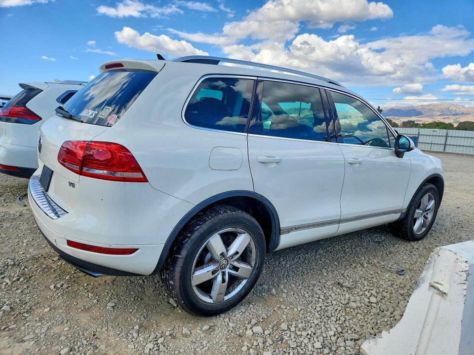 Photo 3 from auction – 2011 VOLKSWAGEN TOUAREG with VIN WVGFF9BP6BD002558
