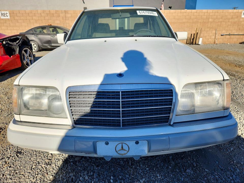 Photo 5 from auction – 1994 MERCEDES-BENZ E with VIN WDBEA32E1RC104813