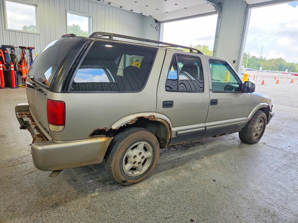 Photo 3 from auction – 2000 CHEVROLET BLAZER with VIN 1GNDT13W2YK211447