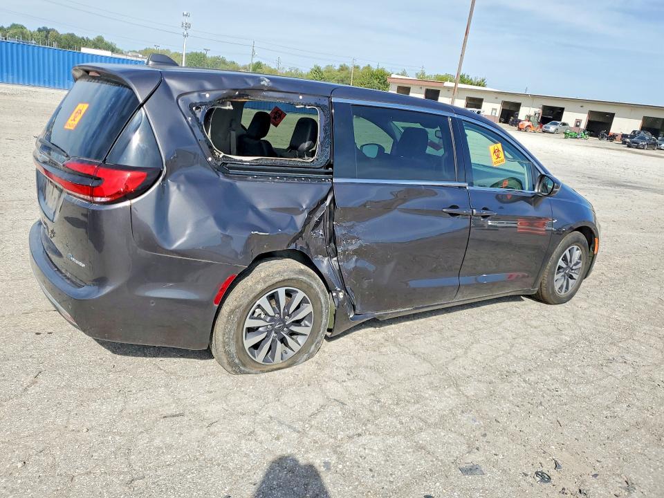 Photo 3 from auction – 2022 CHRYSLER PACIFICA with VIN 2C4RC1L78NR121482