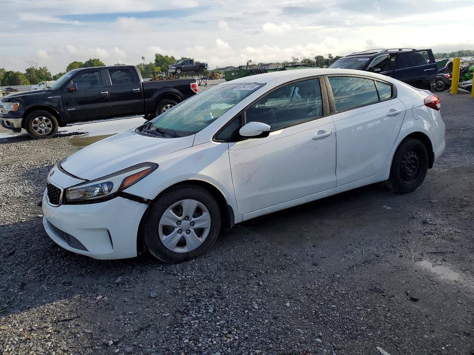 KIA FORTE 2017 مع رقم تعريف المركبة 3KPFK4A71HE036015 - صورة من المزاد