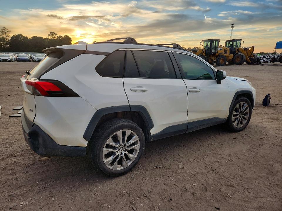Photo 3 from auction – 2019 TOYOTA RAV4 with VIN JTMC1RFV8KD018730