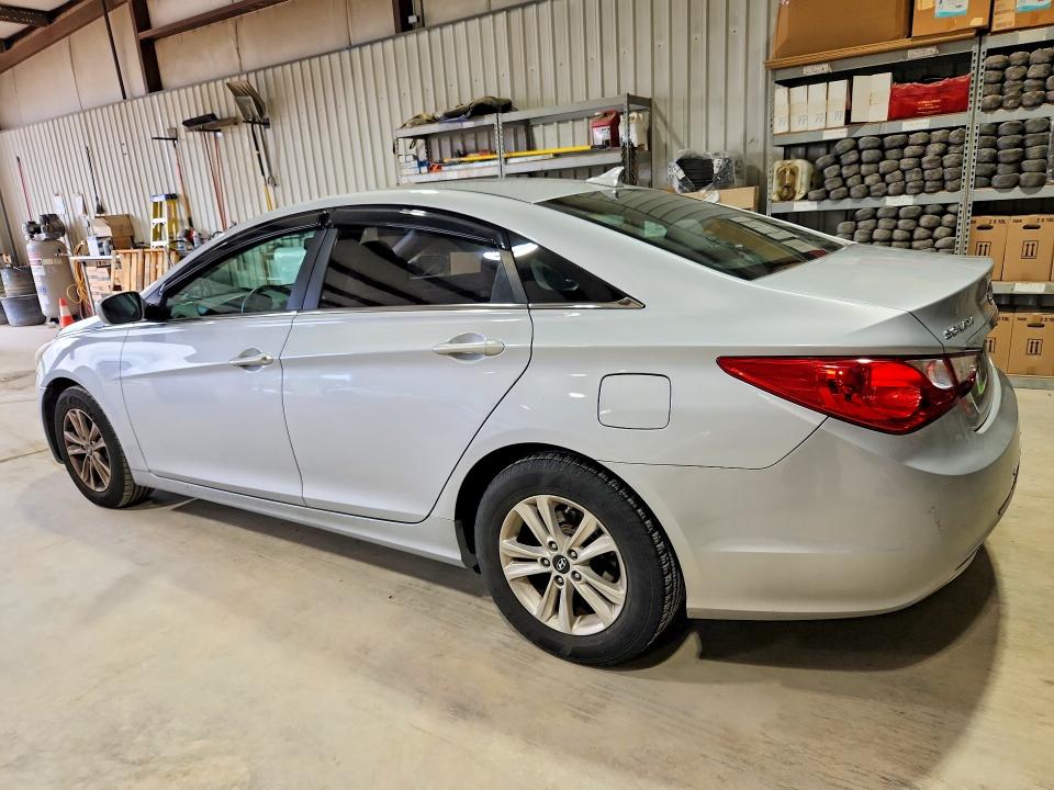 Photo 2 from auction – 2011 HYUNDAI SONATA with VIN 5NPEB4AC1BH194043