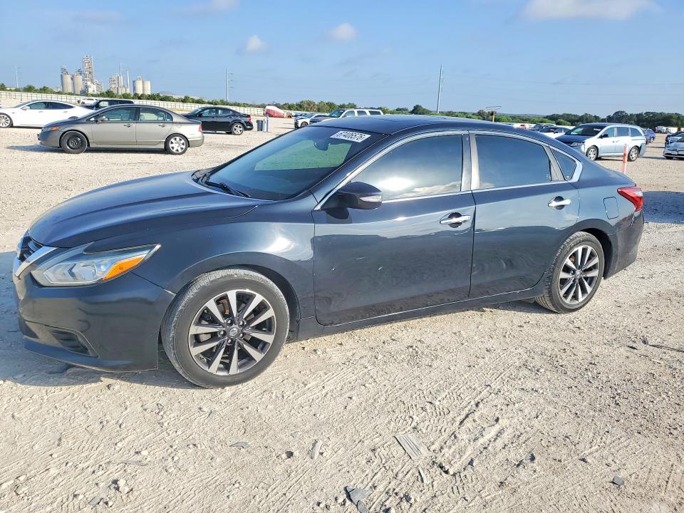NISSAN ALTIMA 2017 con VIN 1N4AL3AP1HC185880 - Foto de la subasta