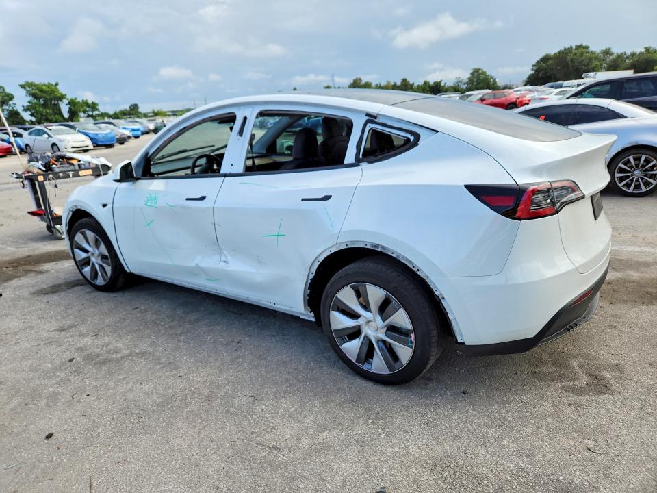 Снимка 2 от търг – 2023 TESLA MODEL Y с VIN 7SAYGDEE1PA066868