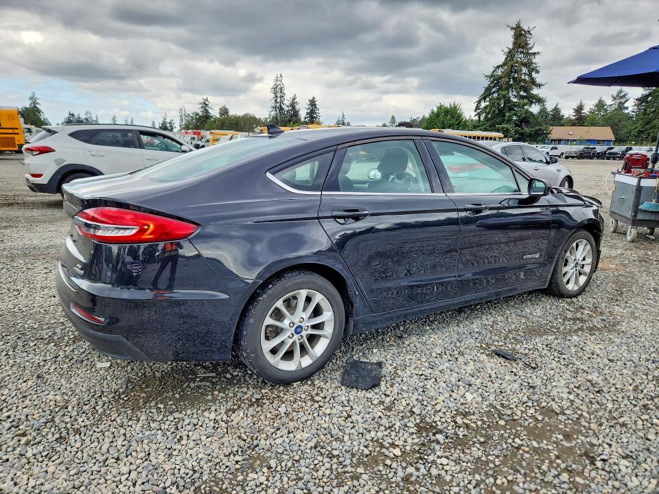 Photo 3 from auction – 2019 FORD FUSION with VIN 3FA6P0LU4KR117447