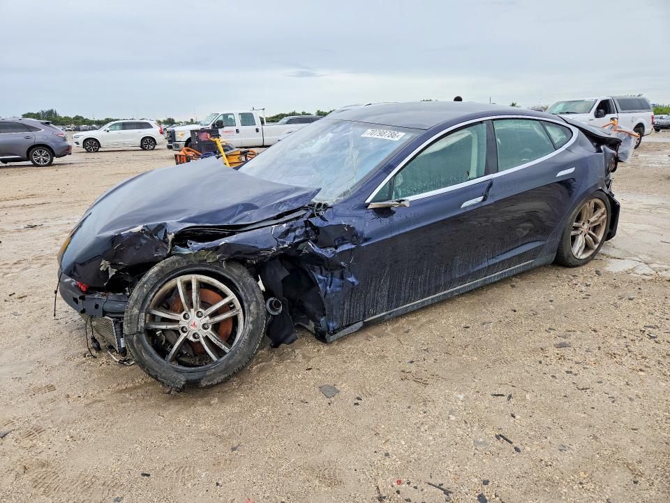 TESLA MODEL S 2015 مع رقم تعريف المركبة 5YJSA1H25FFP77950 - صورة من المزاد