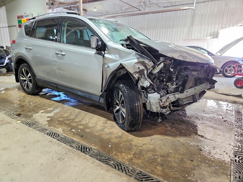 Photo 4 from auction – 2018 TOYOTA RAV4 with VIN 2T3RFREV2JW839806