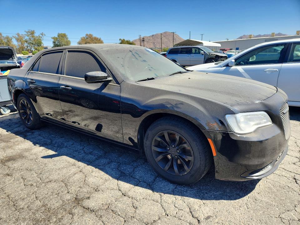 Photo 4 from auction – 2015 CHRYSLER 300 with VIN 2C3CCAAG0FH813885