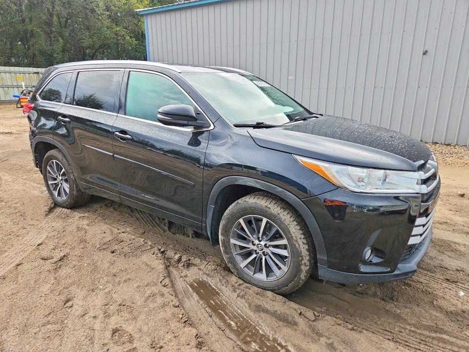 Снимка 4 от търг – 2017 TOYOTA HIGHLANDER с VIN 5TDJZRFH0HS374032