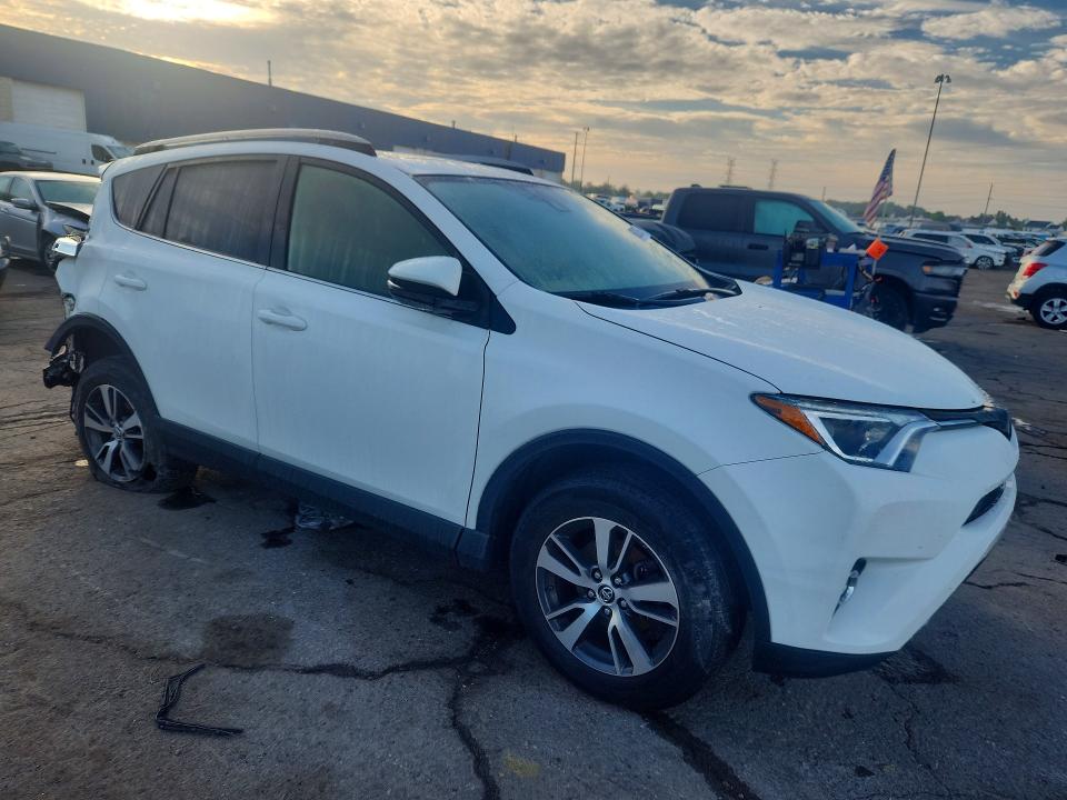 Photo 4 from auction – 2018 TOYOTA RAV4 with VIN JTMRFREV3JJ222364