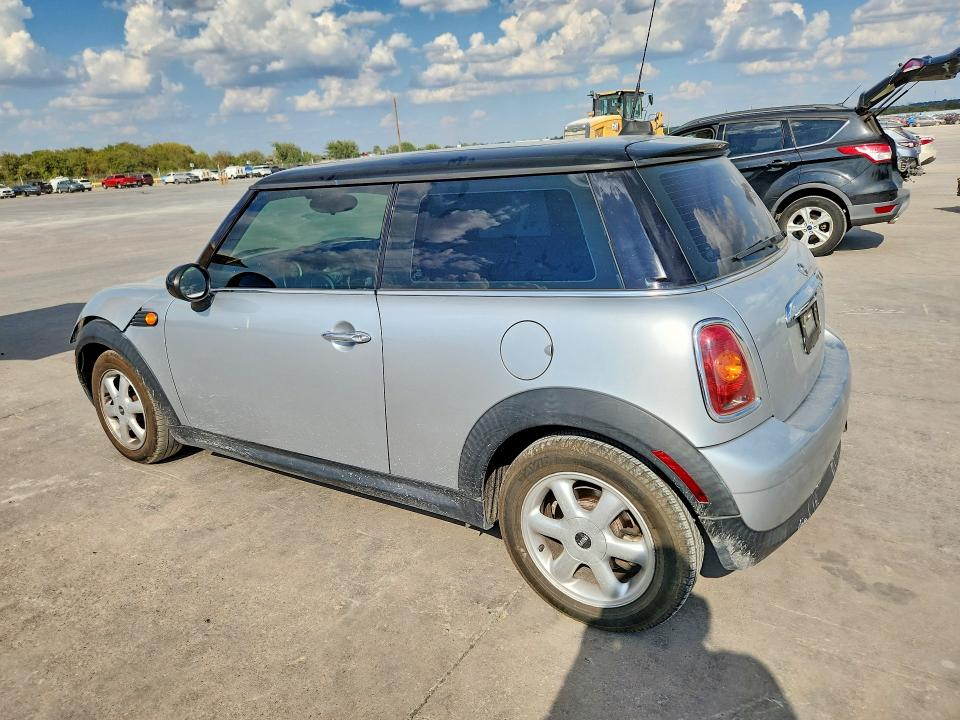 Photo 2 from auction – 2007 MINI COOPER with VIN WMWMF33567TT50182
