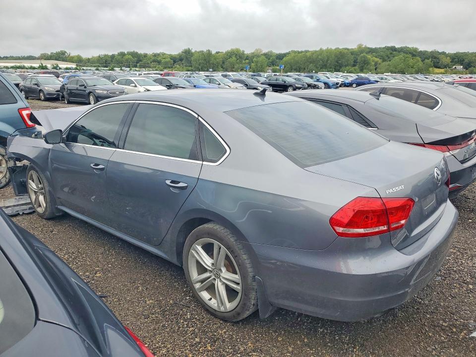 Снимка 2 от търг – 2015 VOLKSWAGEN PASSAT с VIN 1VWAS7A37FC080739