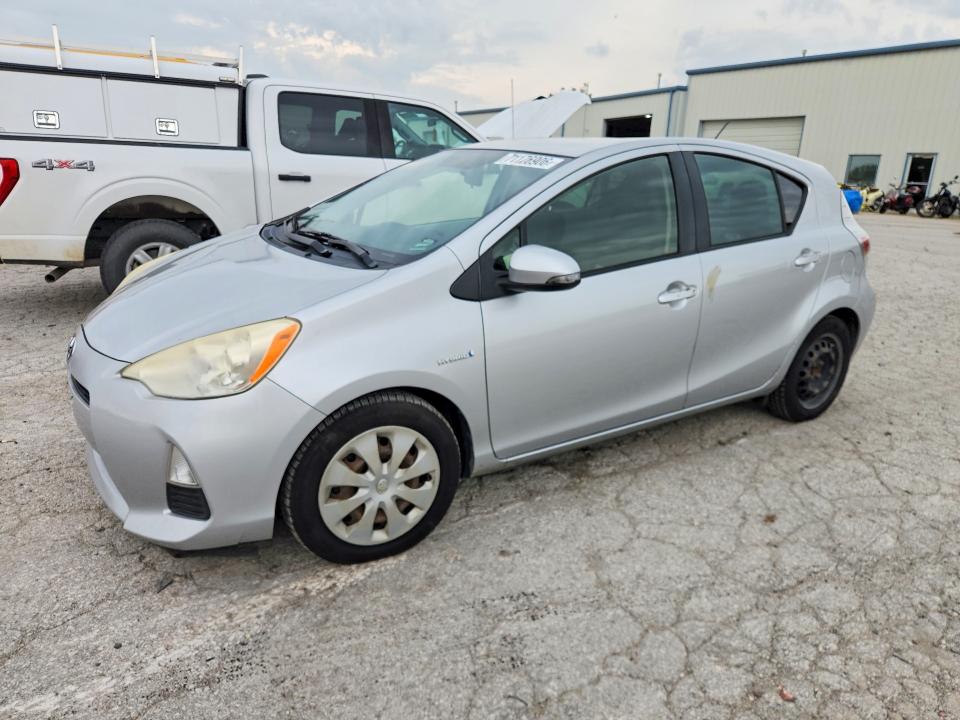 Снимка 1 от търг – 2013 TOYOTA PRIUS C с VIN JTDKDTB30D1056025