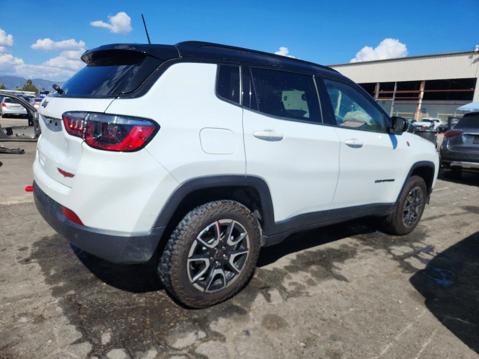 Снимка 3 от търг – 2025 JEEP COMPASS с VIN 3C4NJDDN6ST557372