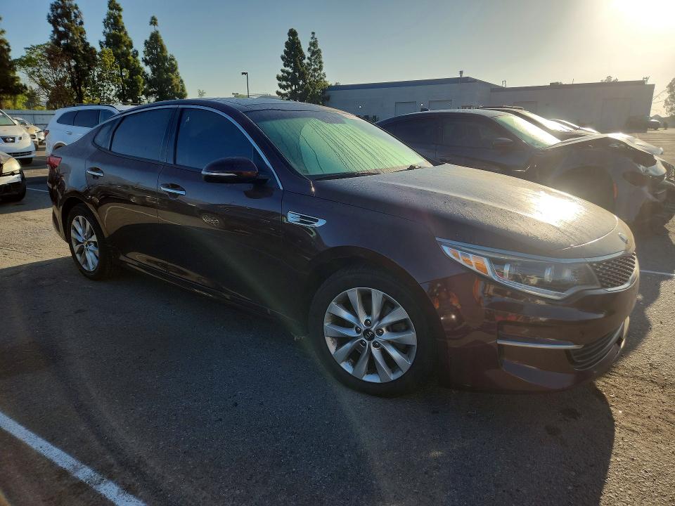 Photo 4 from auction – 2017 KIA OPTIMA with VIN 5XXGU4L31HG157028