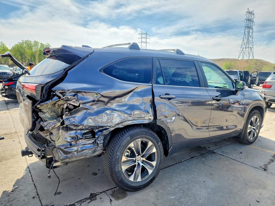 Снимка 3 от търг – 2023 TOYOTA HIGHLANDER HYBRID с VIN 5TDKBRCH5PS119422
