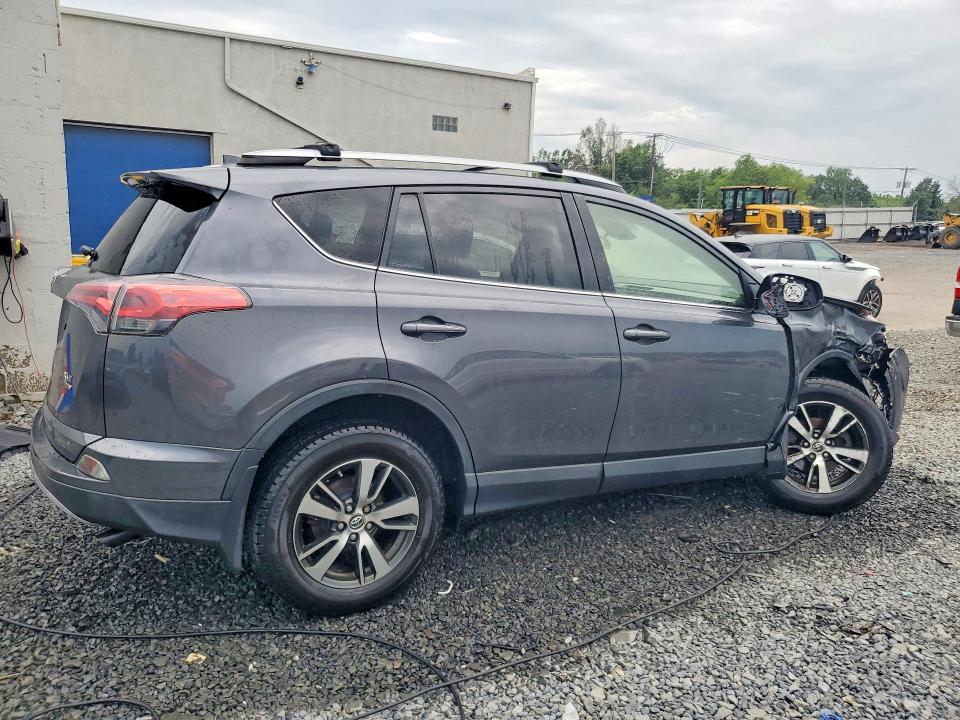 Photo 3 from auction – 2018 TOYOTA RAV4 with VIN JTMRFREV1JD245740