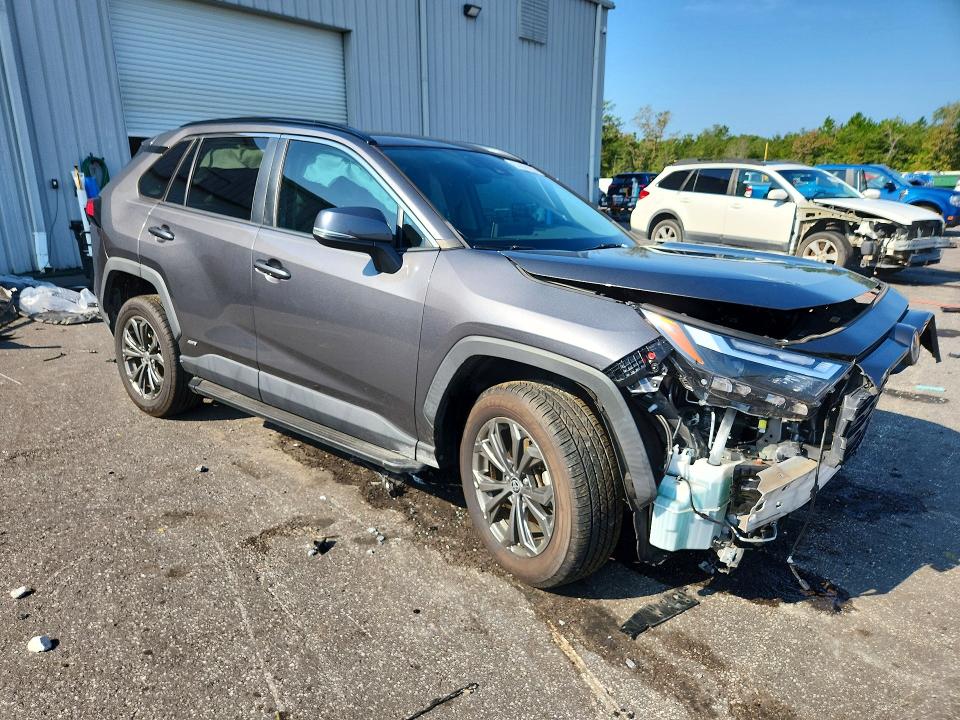 Photo 4 from auction – 2022 TOYOTA RAV4 with VIN 4T3B6RFV5NU092014