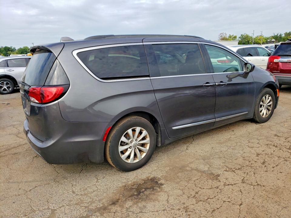 Photo 3 from auction – 2017 CHRYSLER PACIFICA with VIN 2C4RC1BG7HR524150