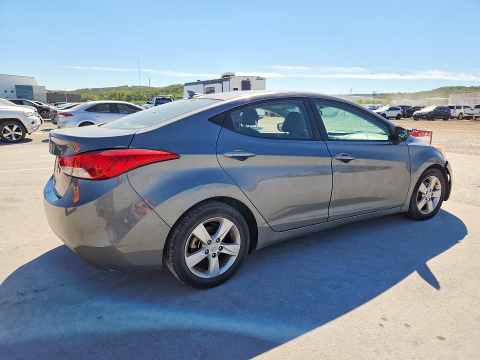 Снимка 3 от търг – 2013 HYUNDAI ELANTRA с VIN 5NPDH4AE0DH291362
