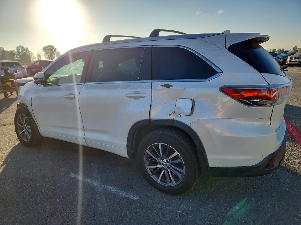 Photo 2 from auction – 2015 TOYOTA HIGHLANDER with VIN 5TDYKRFH0FS093509