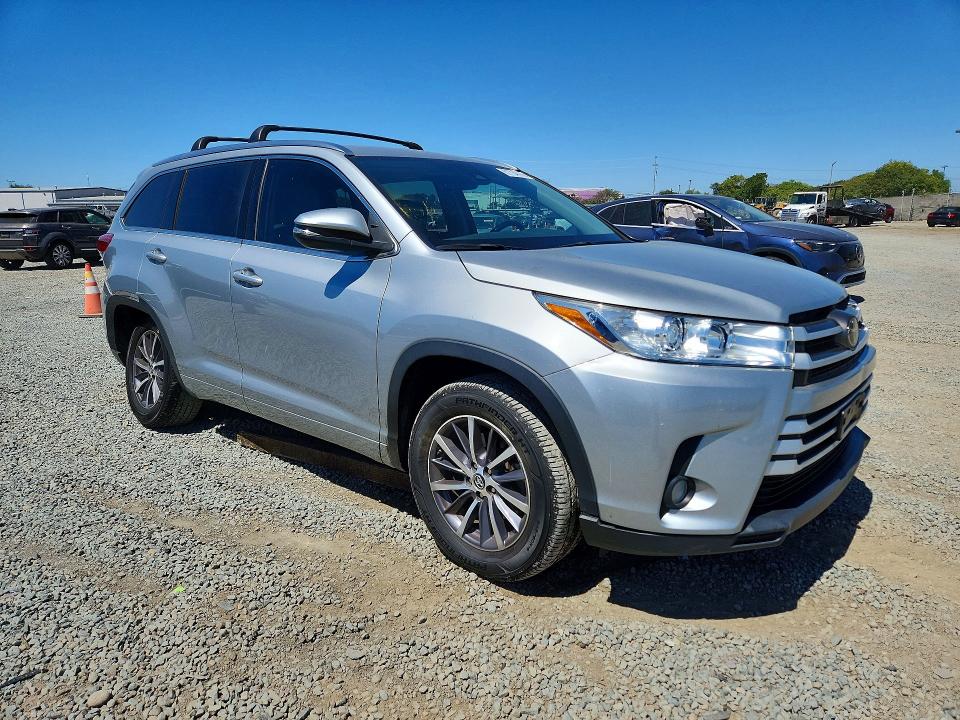 Photo 4 from auction – 2017 TOYOTA HIGHLANDER with VIN 5TDKZRFH4HS511624