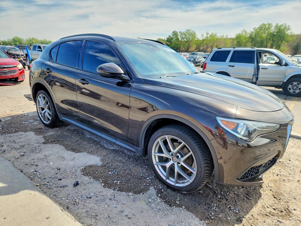 Снимка 4 от търг – 2018 ALFA ROMEO STELVIO с VIN ZASFAKNN1J7B86431