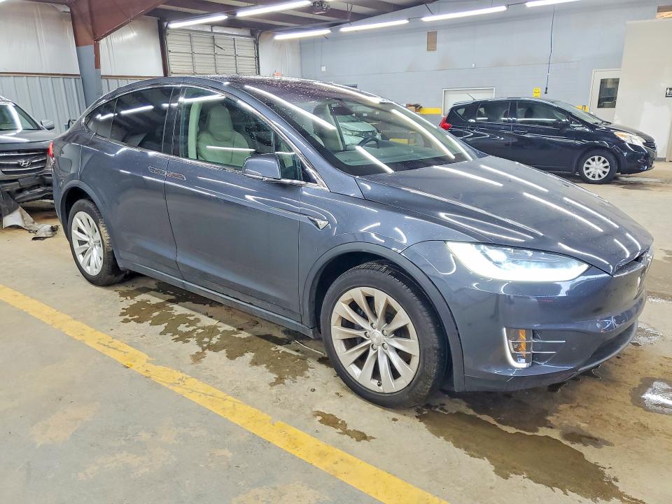 Снимка 4 от търг – 2018 TESLA MODEL X с VIN 5YJXCDE25JF088781