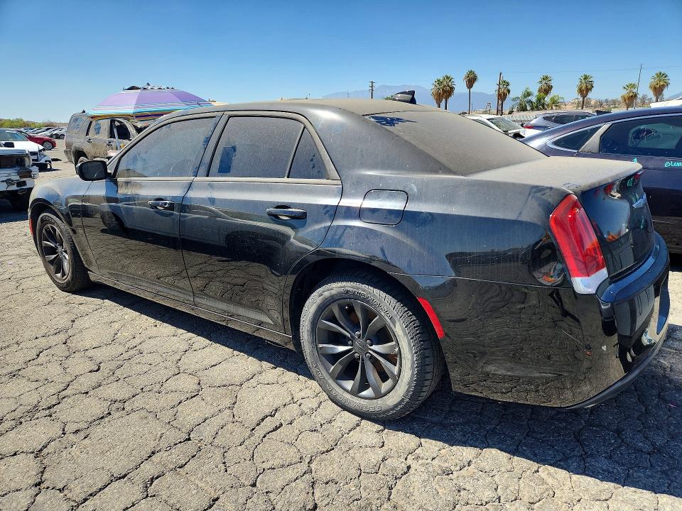 Photo 2 from auction – 2015 CHRYSLER 300 with VIN 2C3CCAAG0FH813885