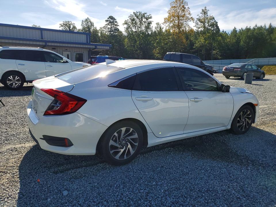 Снимка 3 от търг – 2018 HONDA CIVIC с VIN 2HGFC2F73JH511024