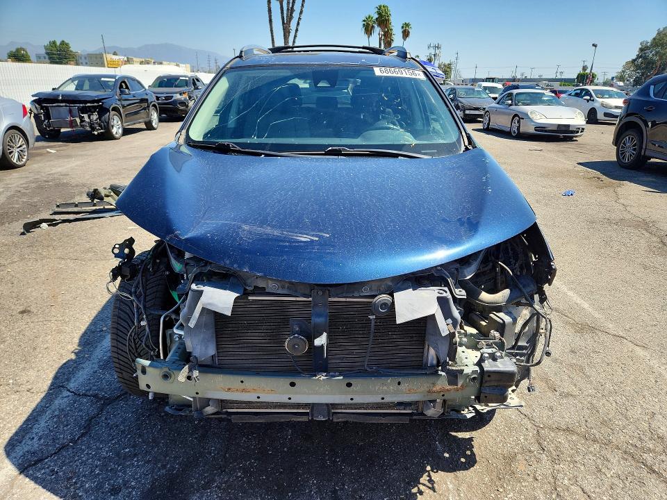 Photo 5 from auction – 2017 TOYOTA RAV4 with VIN 2T3DFREV6HW635997