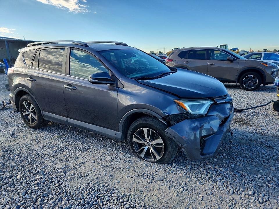 Снимка 4 от търг – 2017 TOYOTA RAV4 с VIN 2T3RFREV0HW589749