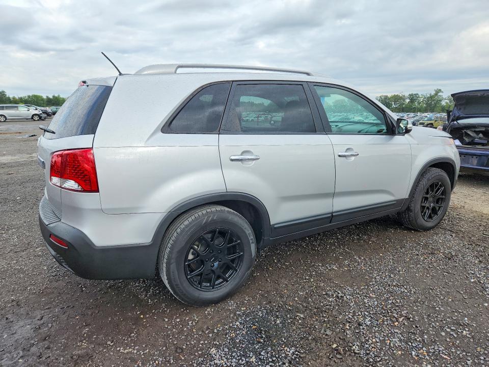 Photo 3 from auction – 2013 KIA SORENTO with VIN 5XYKT3A65DG411852