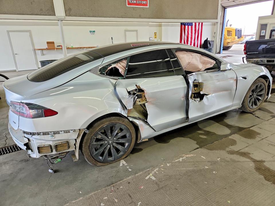 Zdjęcie 3 z aukcji – 2018 TESLA MODEL S z VIN 5YJSA1E23JF247408