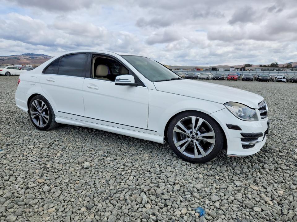 Photo 4 from auction – 2014 MERCEDES-BENZ C with VIN WDDGF4HB6EA941230
