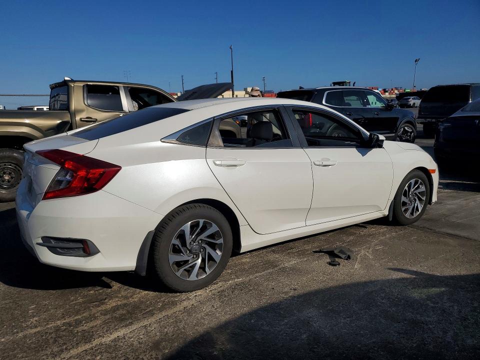 Снимка 3 от търг – 2016 HONDA CIVIC с VIN 19XFC2F72GE217388