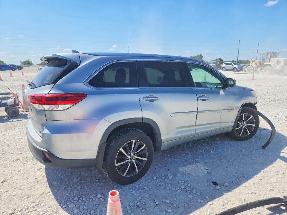 Photo 3 from auction – 2018 TOYOTA HIGHLANDER with VIN 5TDJZRFH2JS496591