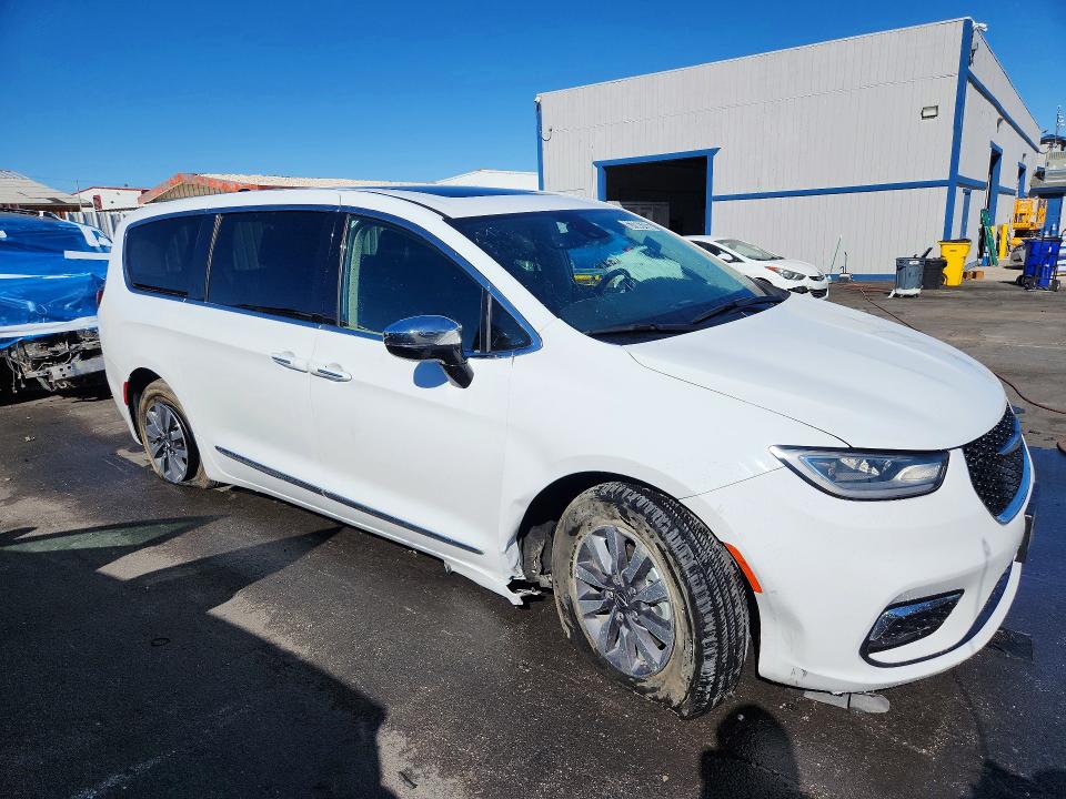 Photo 4 from auction – 2023 CHRYSLER PACIFICA with VIN 2C4RC1S72PR626826