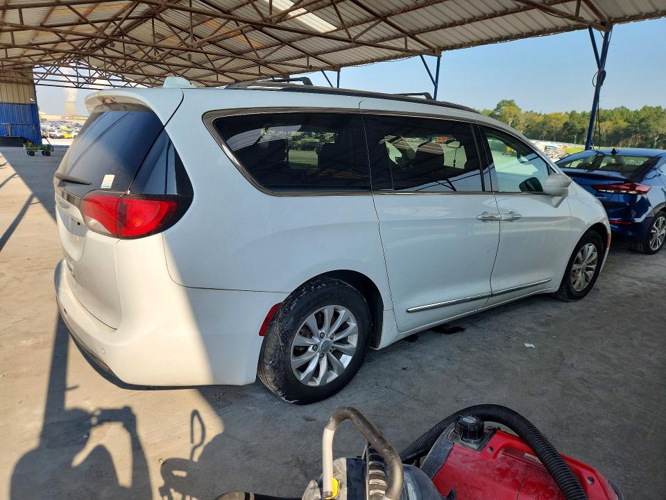 Photo 3 from auction – 2019 CHRYSLER PACIFICA with VIN 2C4RC1BG4KR548283