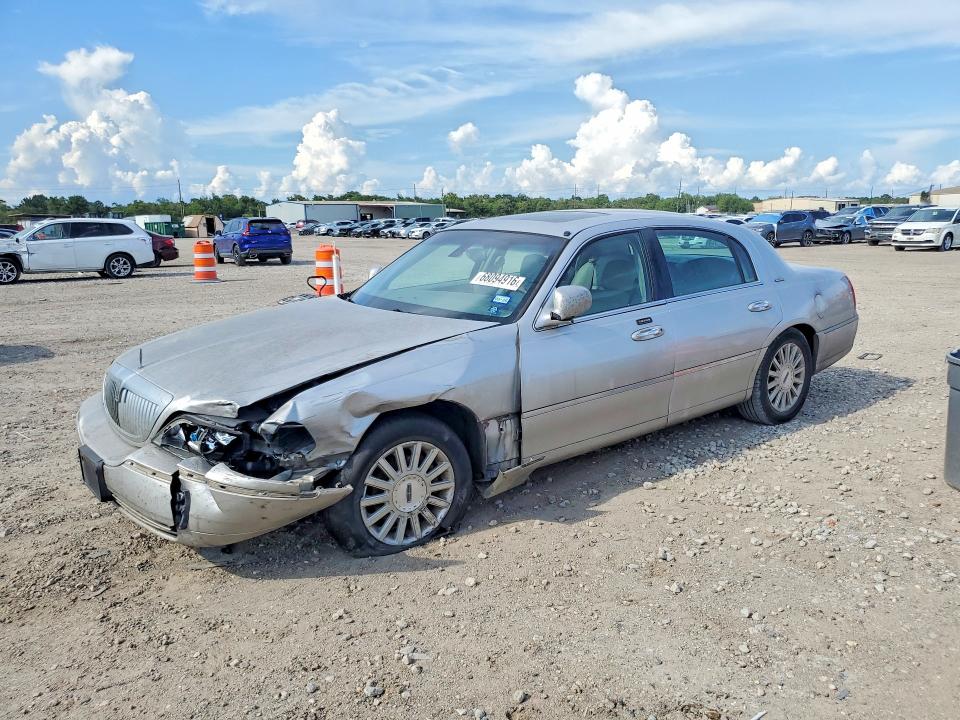 2003 LINCOLN TOWN CAR - Търг №68094916