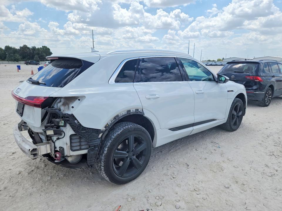 Фото 3 с аукциона – 2019 AUDI E-TRON с VIN WA1LAAGE6KB023639
