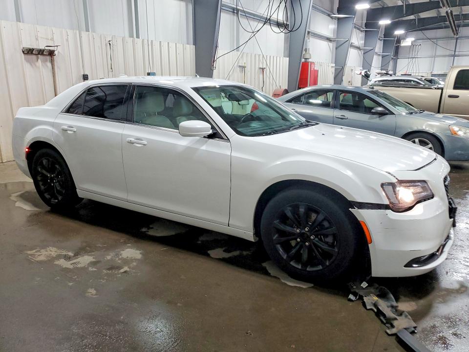 Фото 4 с аукциона – 2018 CHRYSLER 300 с VIN 2C3CCARG8JH137893
