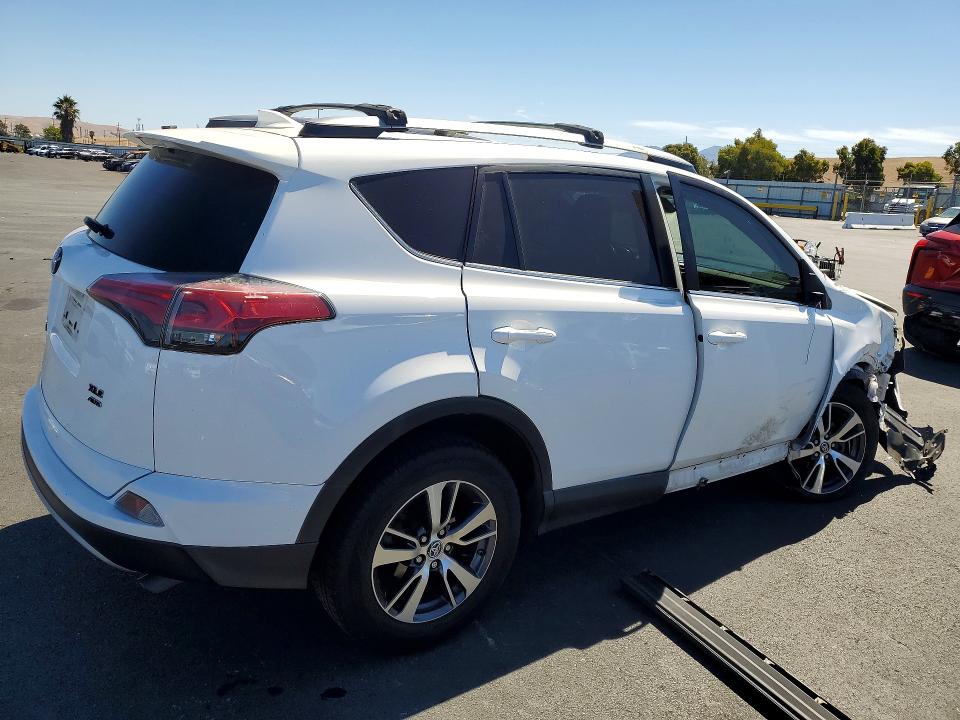Снимка 3 от търг – 2018 TOYOTA RAV4 с VIN 2T3RFREV2JW726809