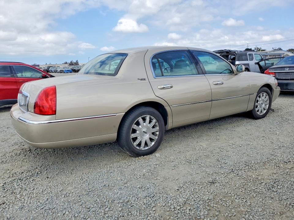 Photo 3 from auction – 2009 LINCOLN TOWN CAR with VIN 2LNHM82V89X628798