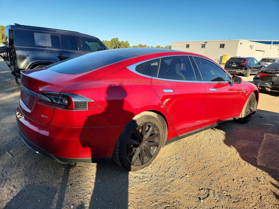 Foto 3 de la subasta – 2015 TESLA MODEL S con VIN 5YJSA1H23FF080454